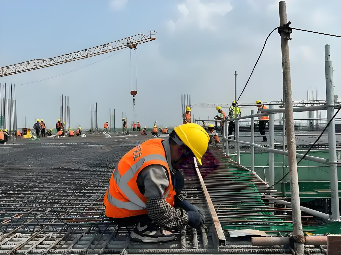 建筑安全帽材质要点：选择与性能解析
