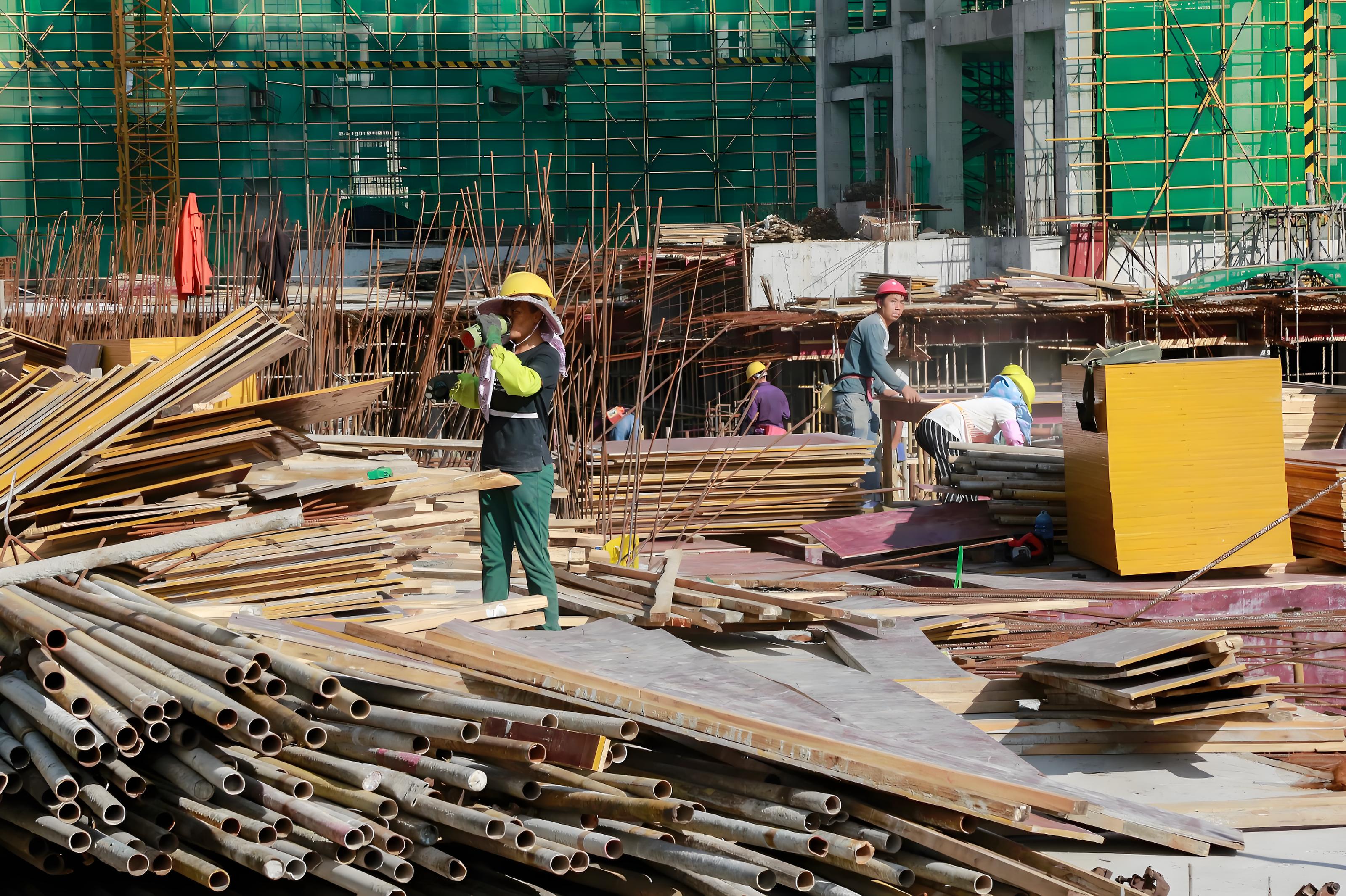 建筑工地安全帽的重要性：守护安全“第一防线”