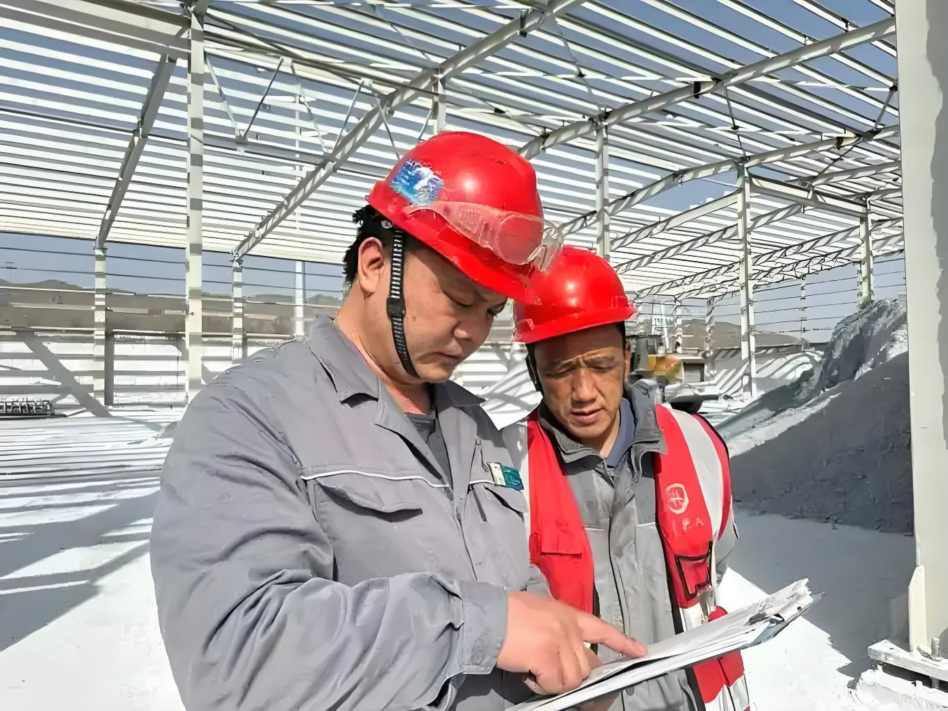 水泥厂工人反光工作服：安全防护的必备装备