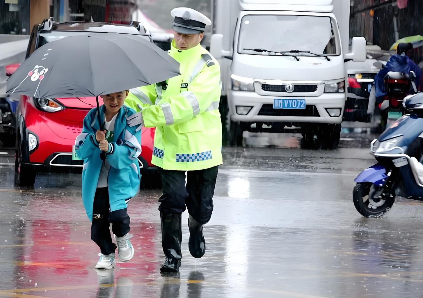 防水透气：安全反光雨衣不可或缺的“双保险”