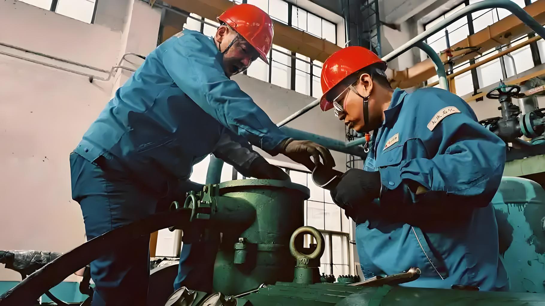 高危作业场景下，阻燃安全帽不可替代