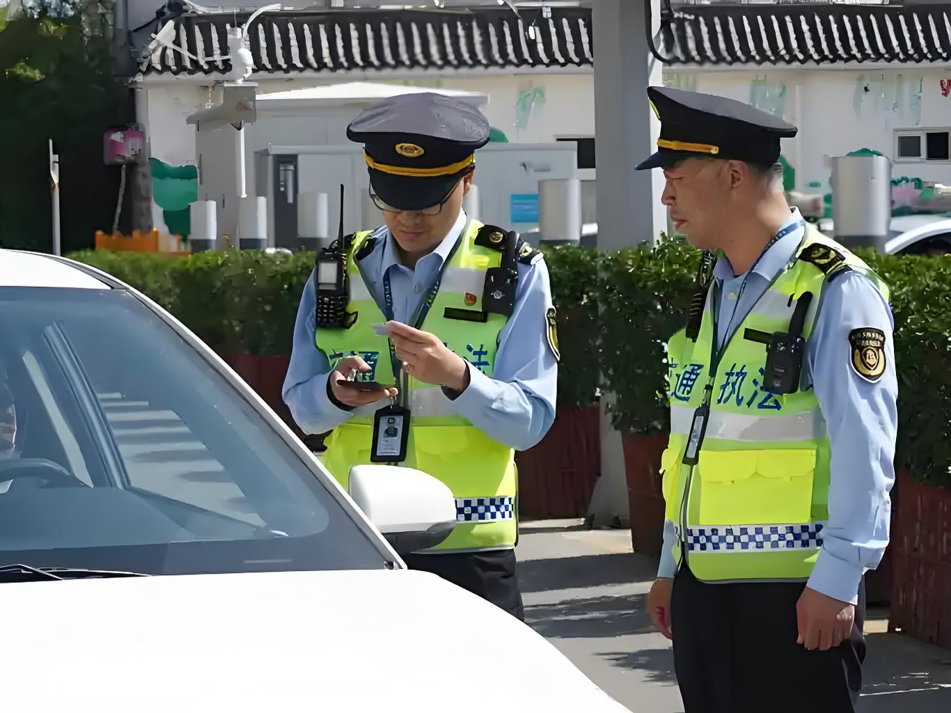 定制交通执法反光背心款式设计：个性化与功能性完美结合