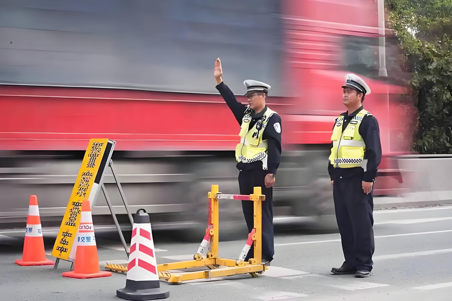 交警款式鱼尾网布反光背心：专业设计与安全保障