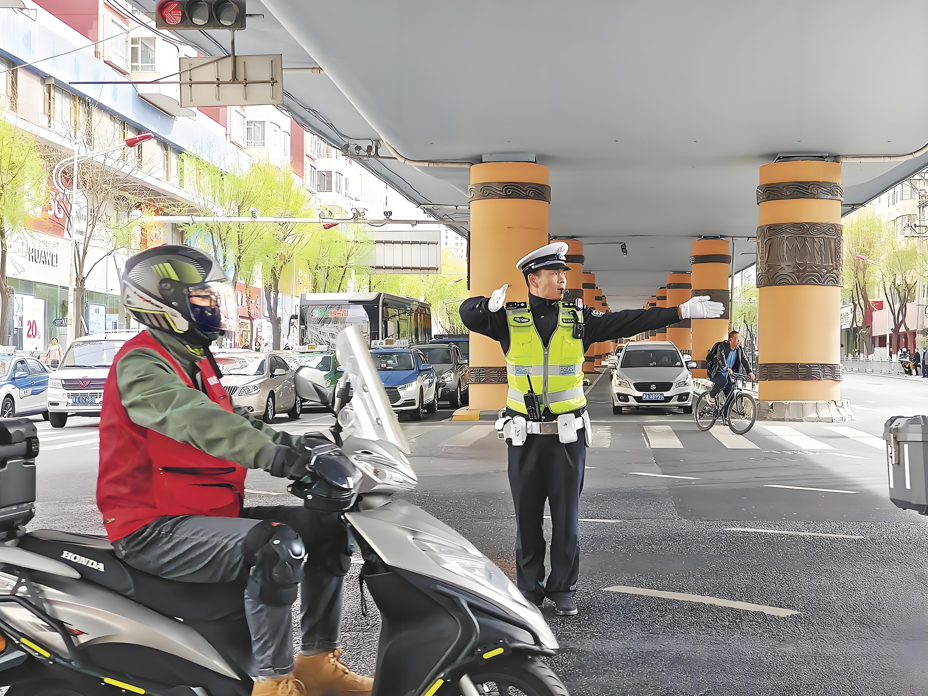 高能见度+强透气性：网布反光马甲的执勤场景解决方案