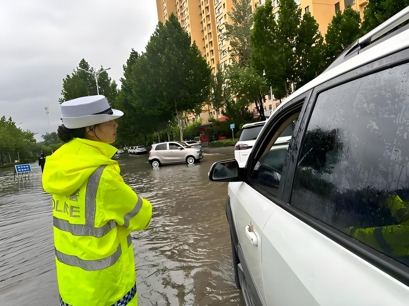 200米外可见的安全屏障：TC亮银雨衣在高危场景下的应用解析