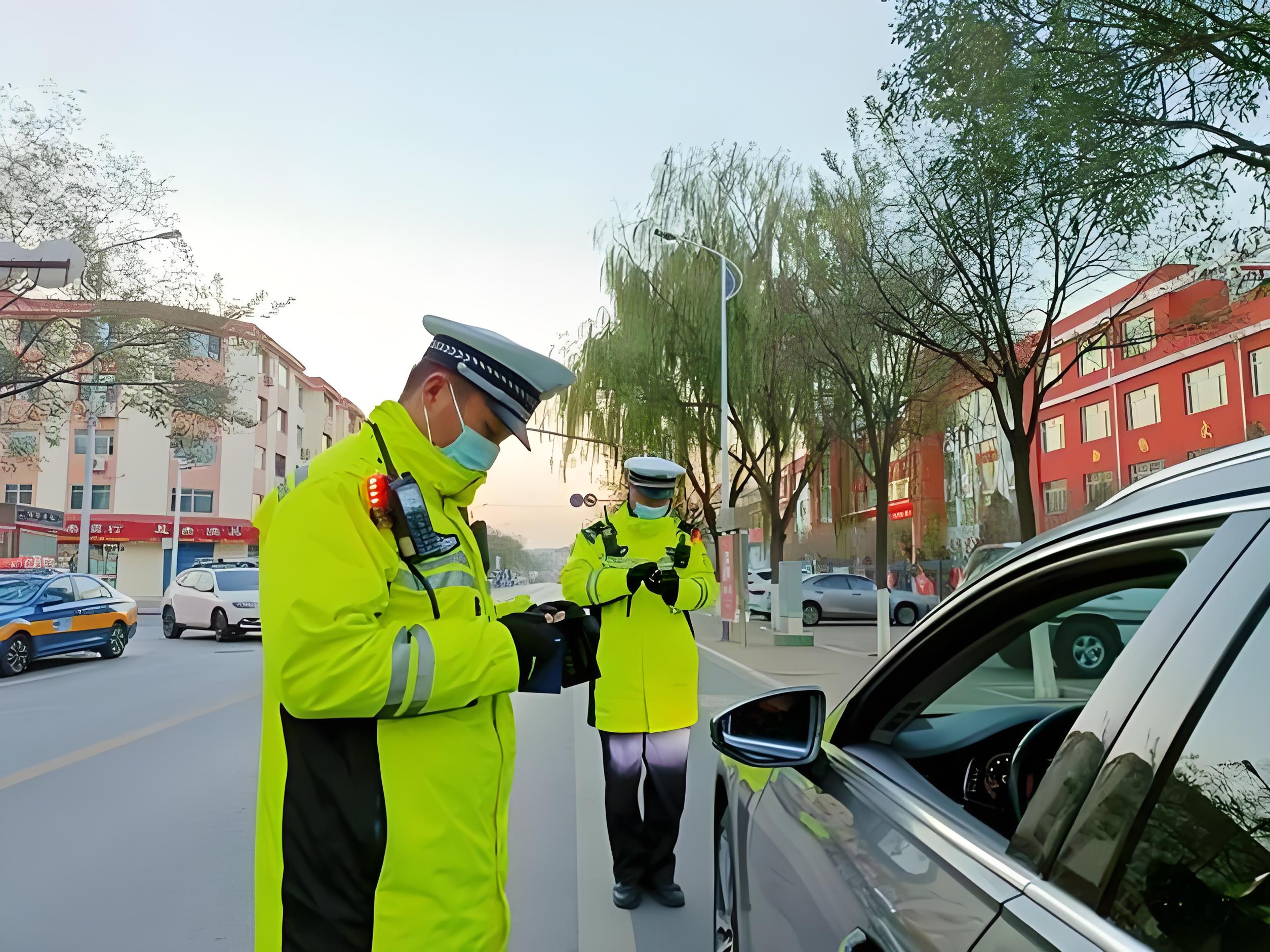 交警冬季执勤棉服：保暖与安全双重保障