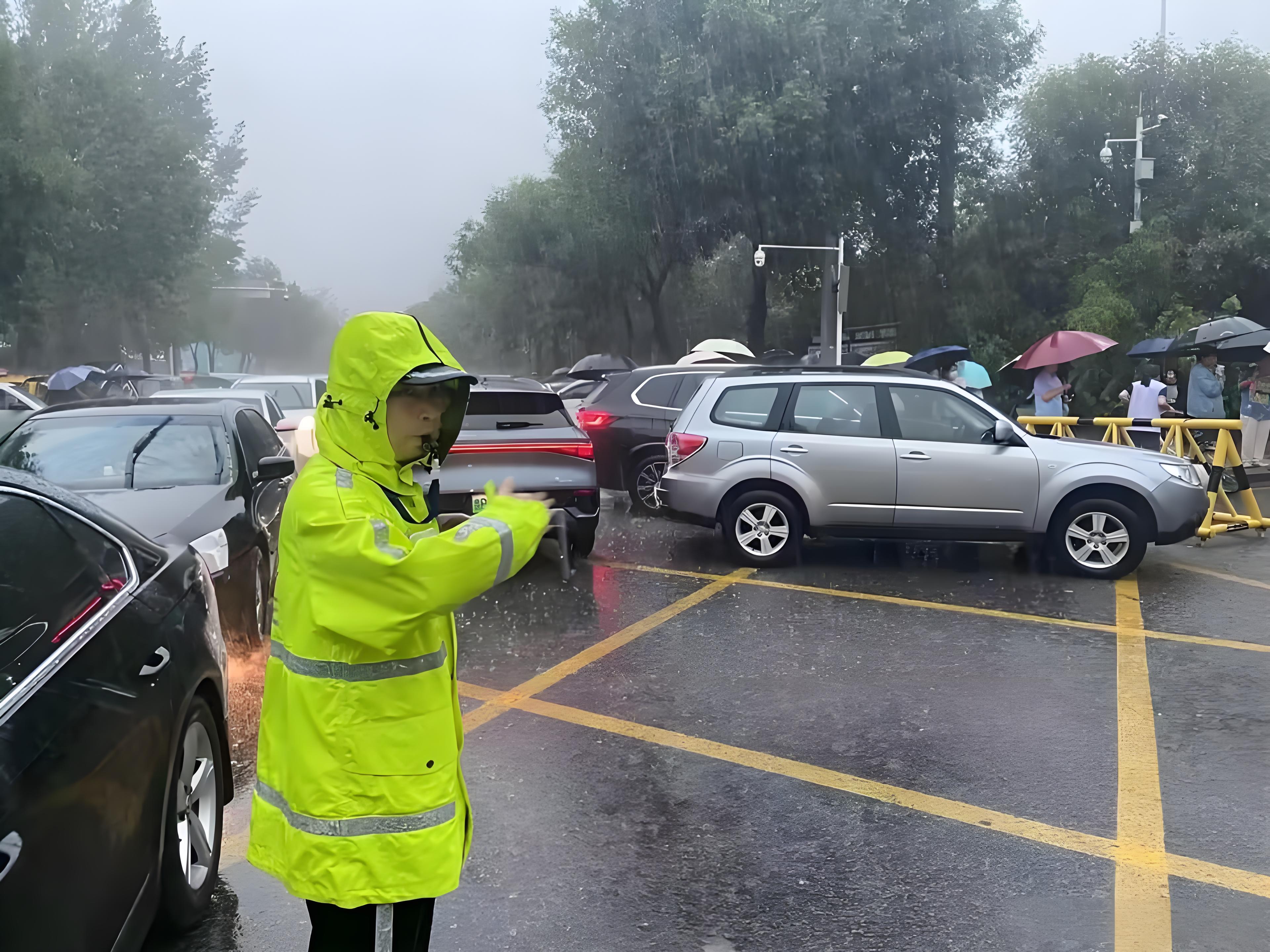 轻便长款反光雨衣功能设计解析：全天候防护