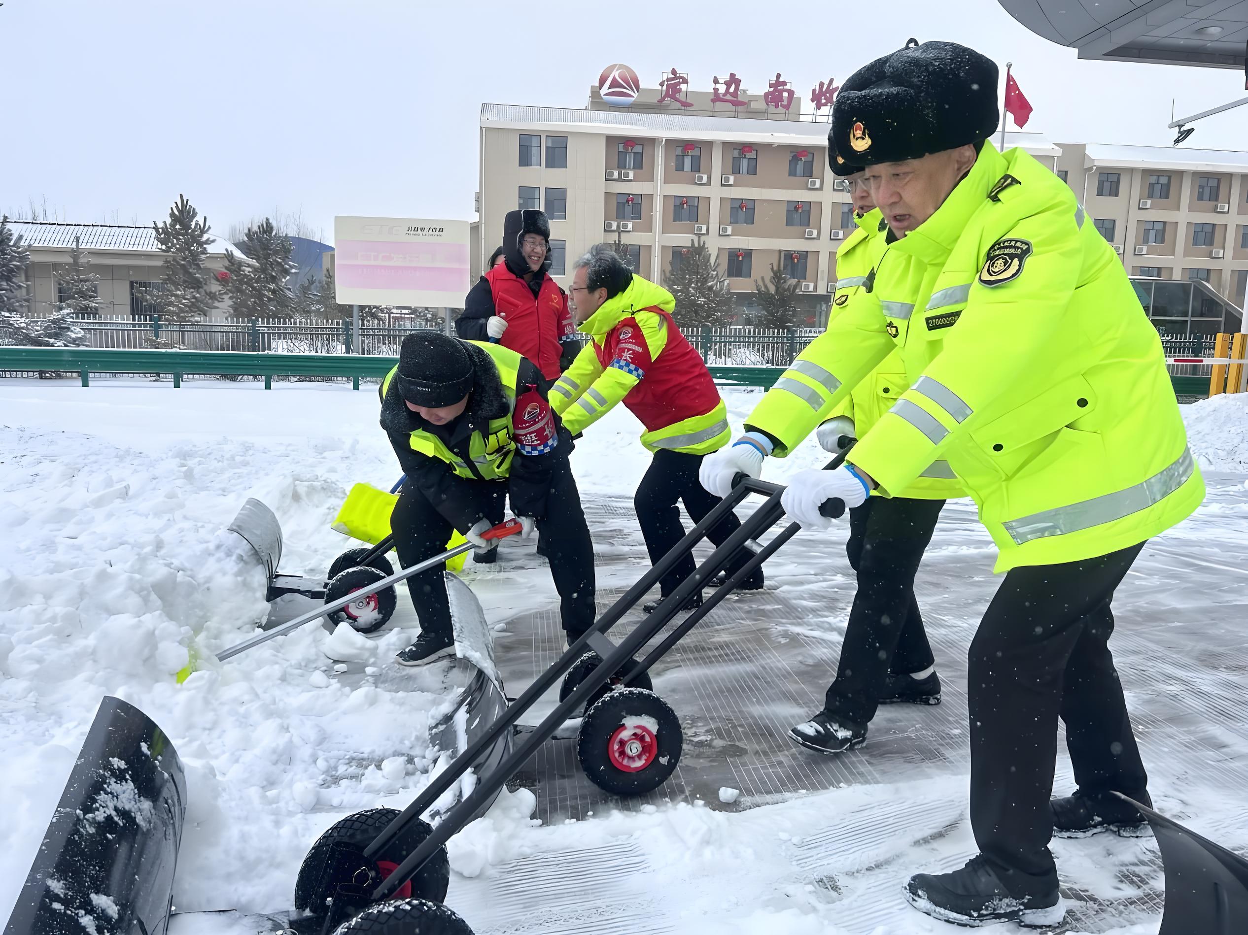 省路政反光棉服：实际应用场景与安全保障