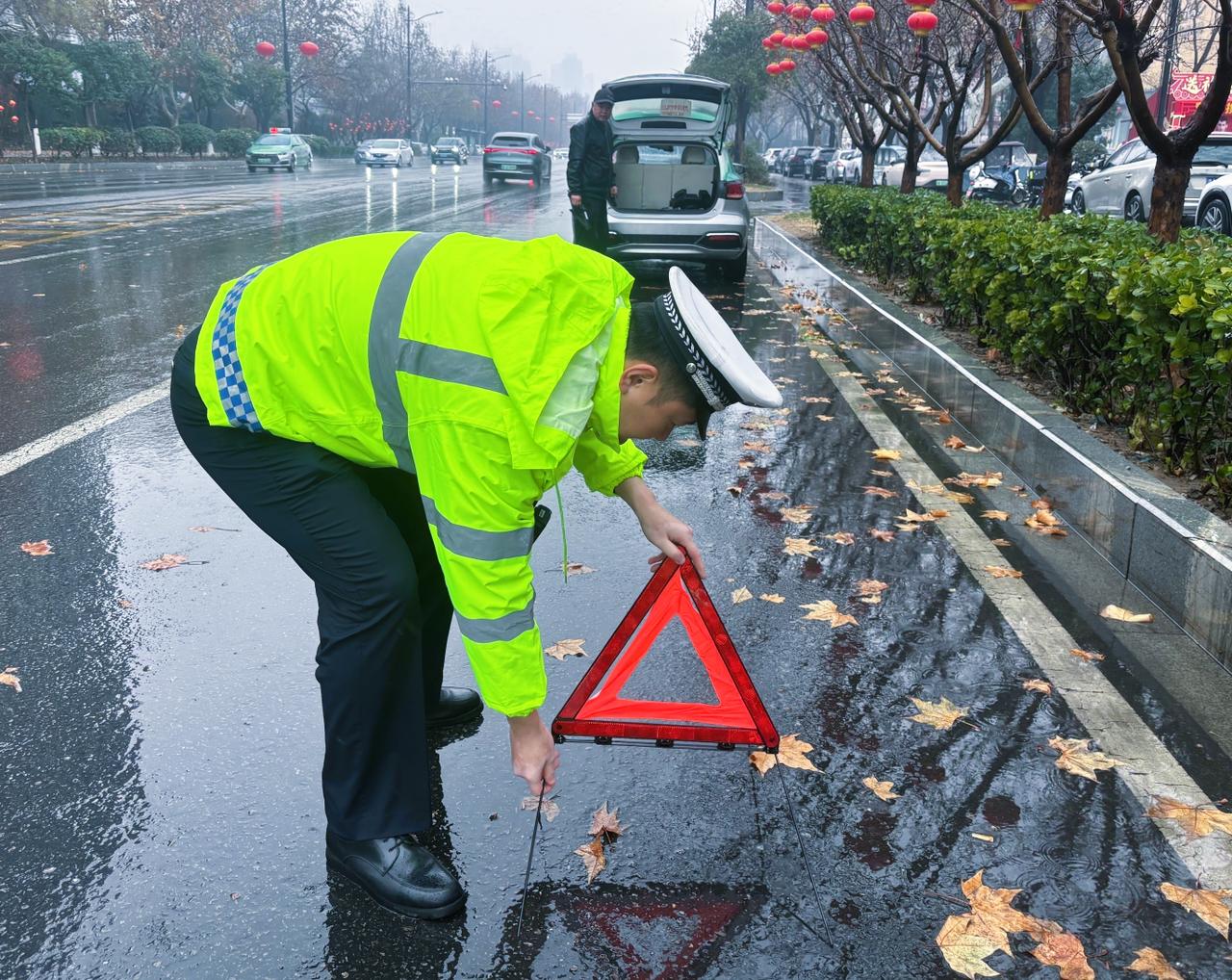 安全反光雨衣的实战守护：多场景下的安全防线