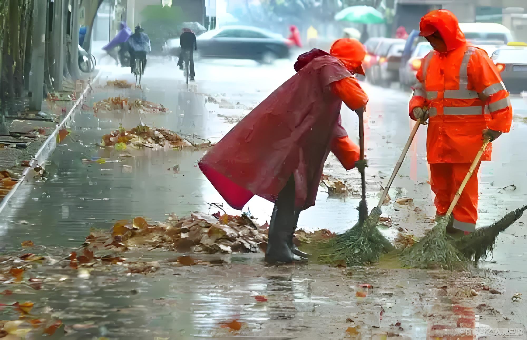 选择合适环卫反光雨衣的重要性：守护环卫工的安全防线