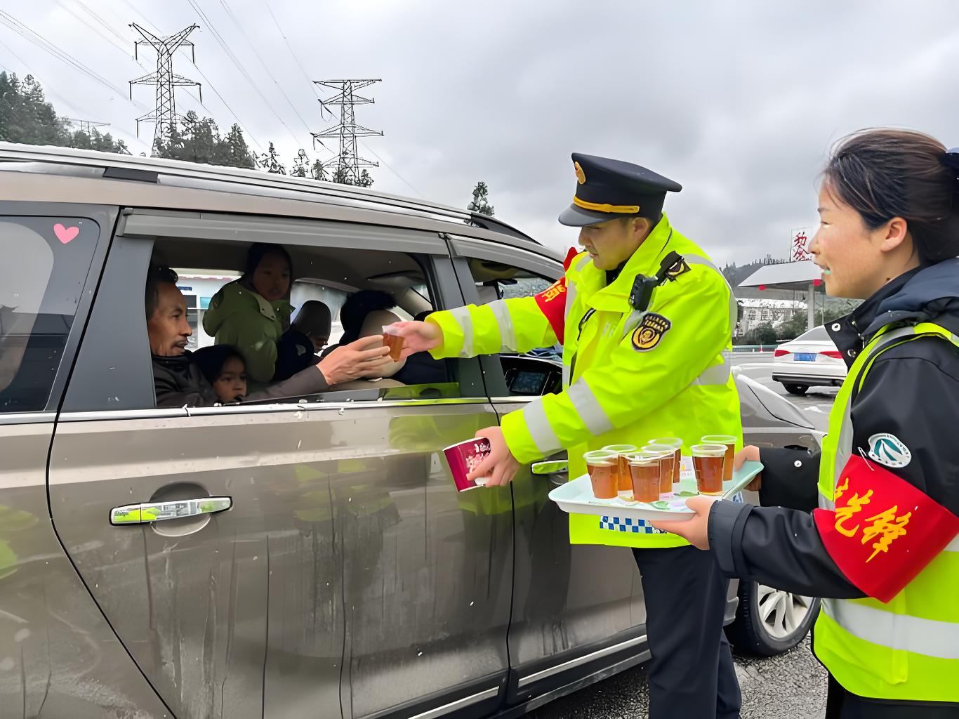 守护道路安全：交通执法反光衣的重要性与核心优势