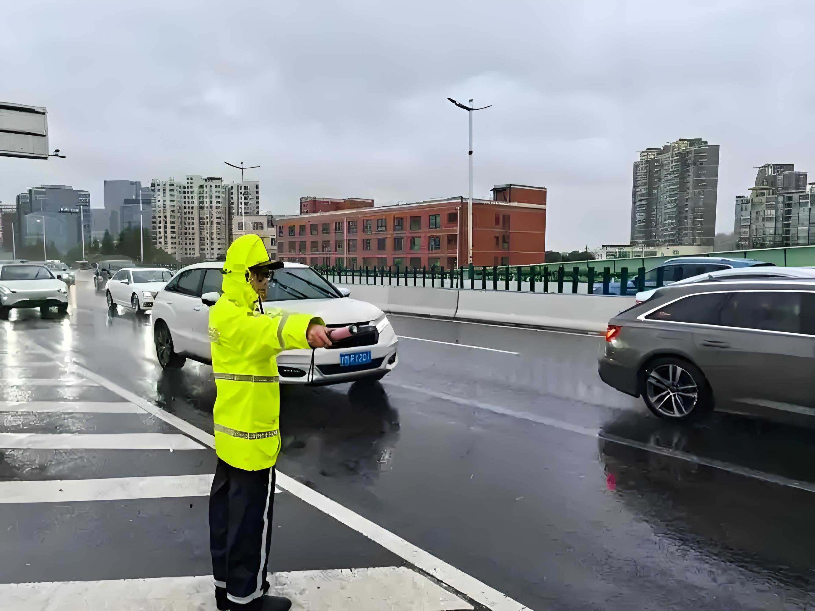辅警新标反光雨衣：守护城市安全“盔甲”