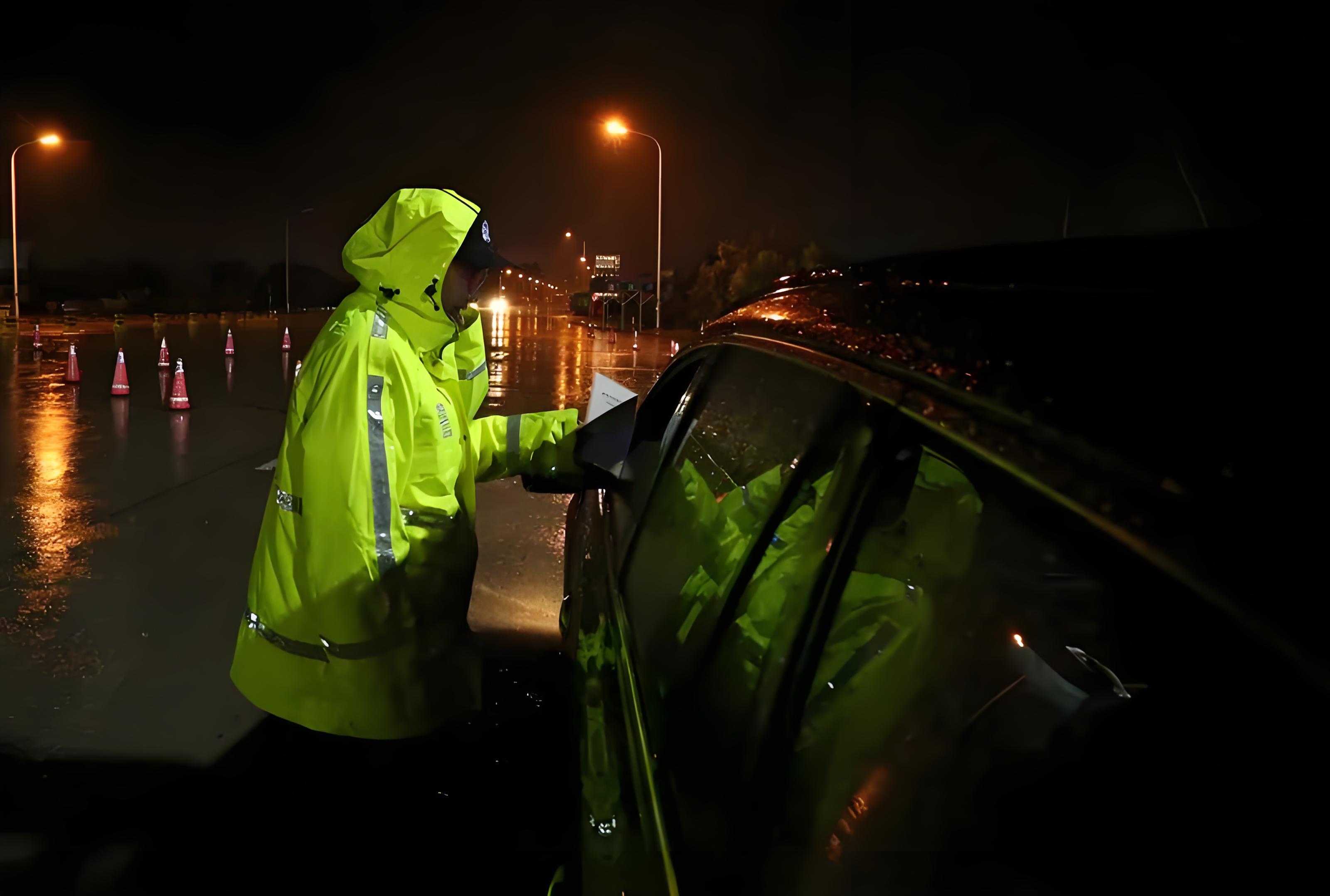 解析高速执勤反光雨衣的材质