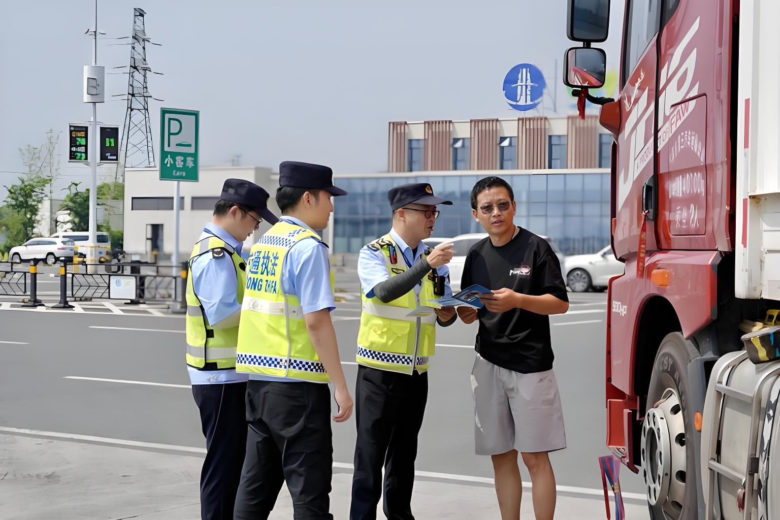 拉链式荧光反光背心：多场景下的安全守护者