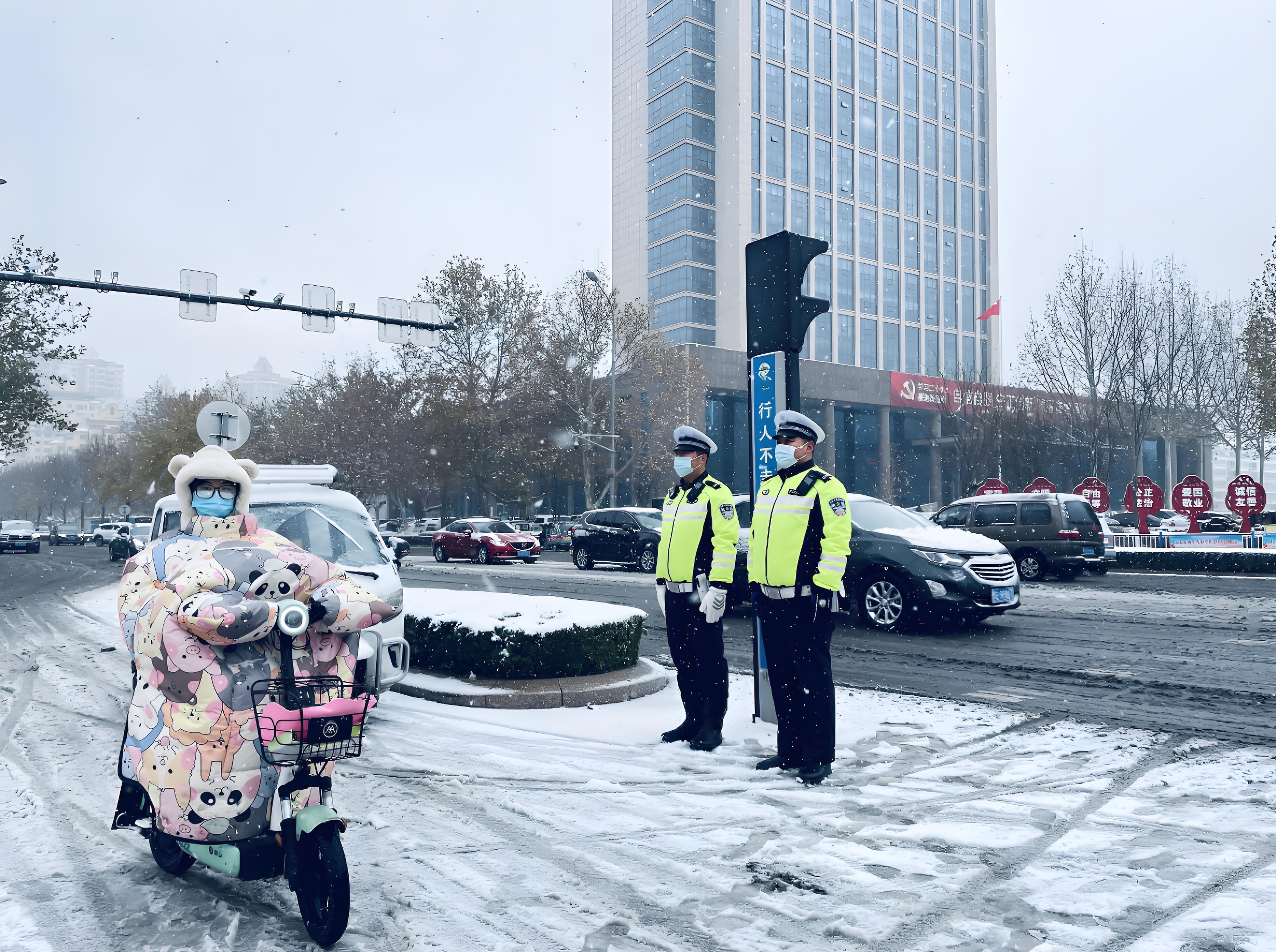 执勤棉服如何重塑交警夜间可见性与安全防线？