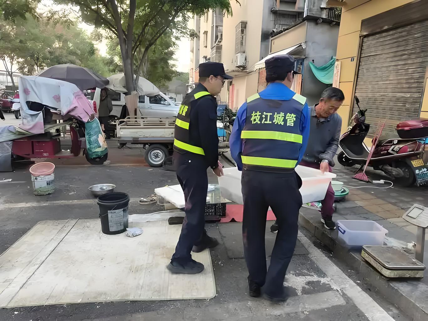 反光背心：城管工作的核心安全保障
