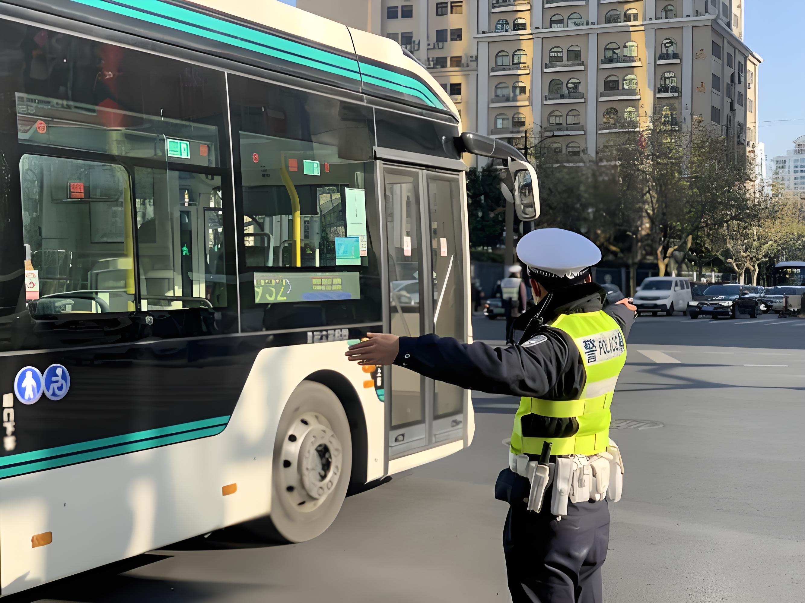 反光T恤：守护多行业作业人员安全的“荧光衣”