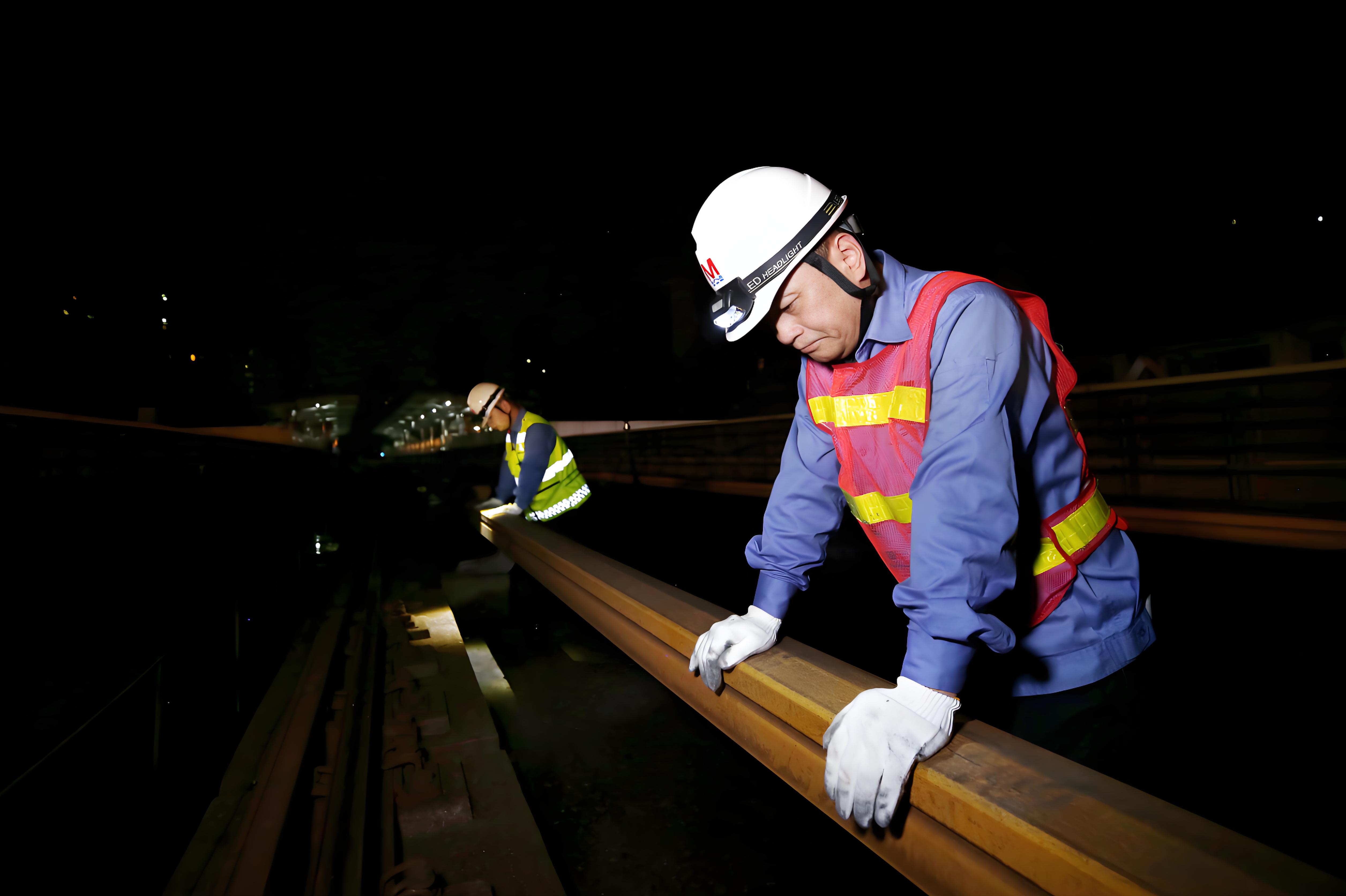 夜间守护者：热熔款反光背心适用材质全面解析