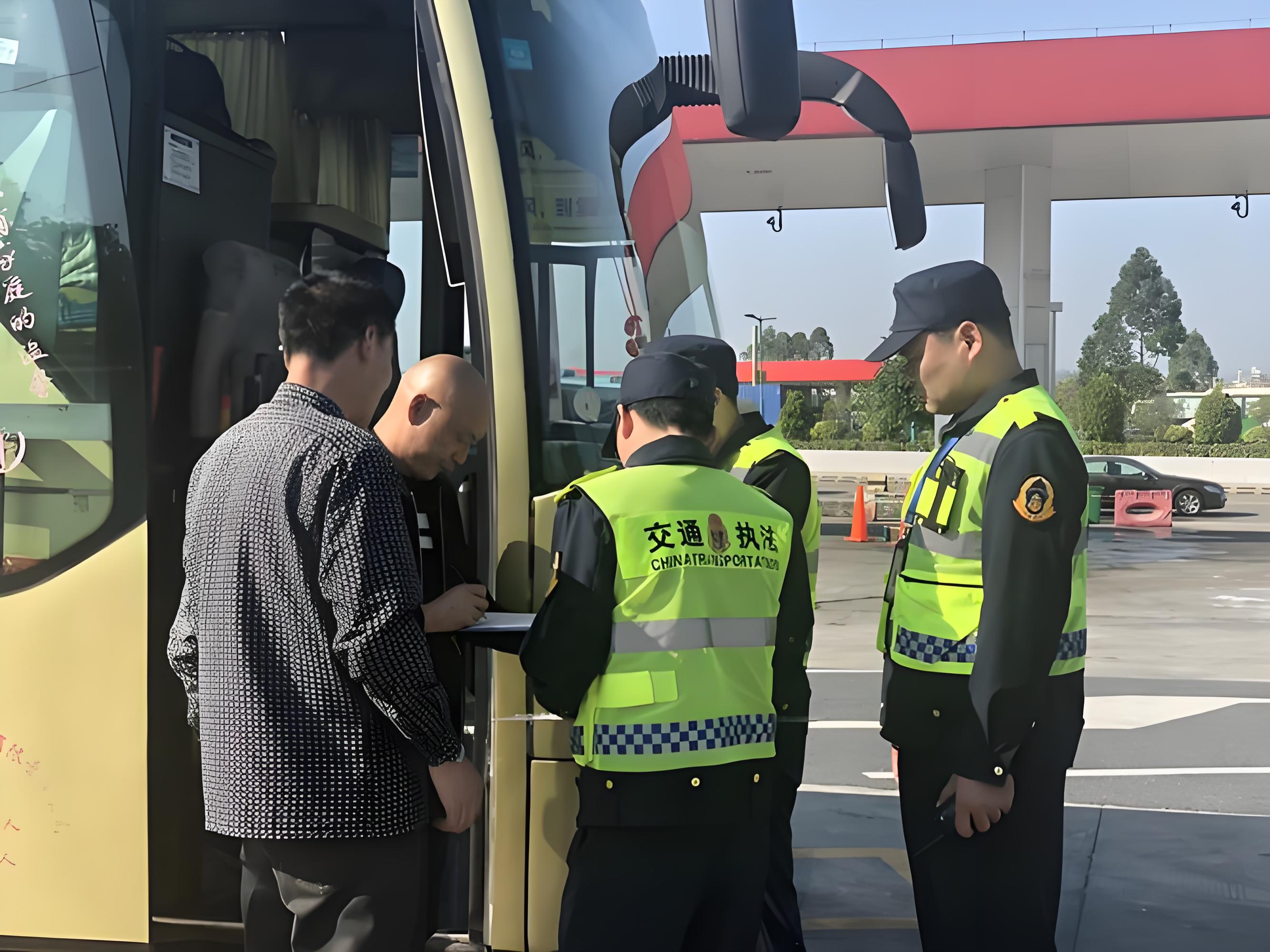 轻盈透气：网布款带扣多口袋反光背心的卓越重要性