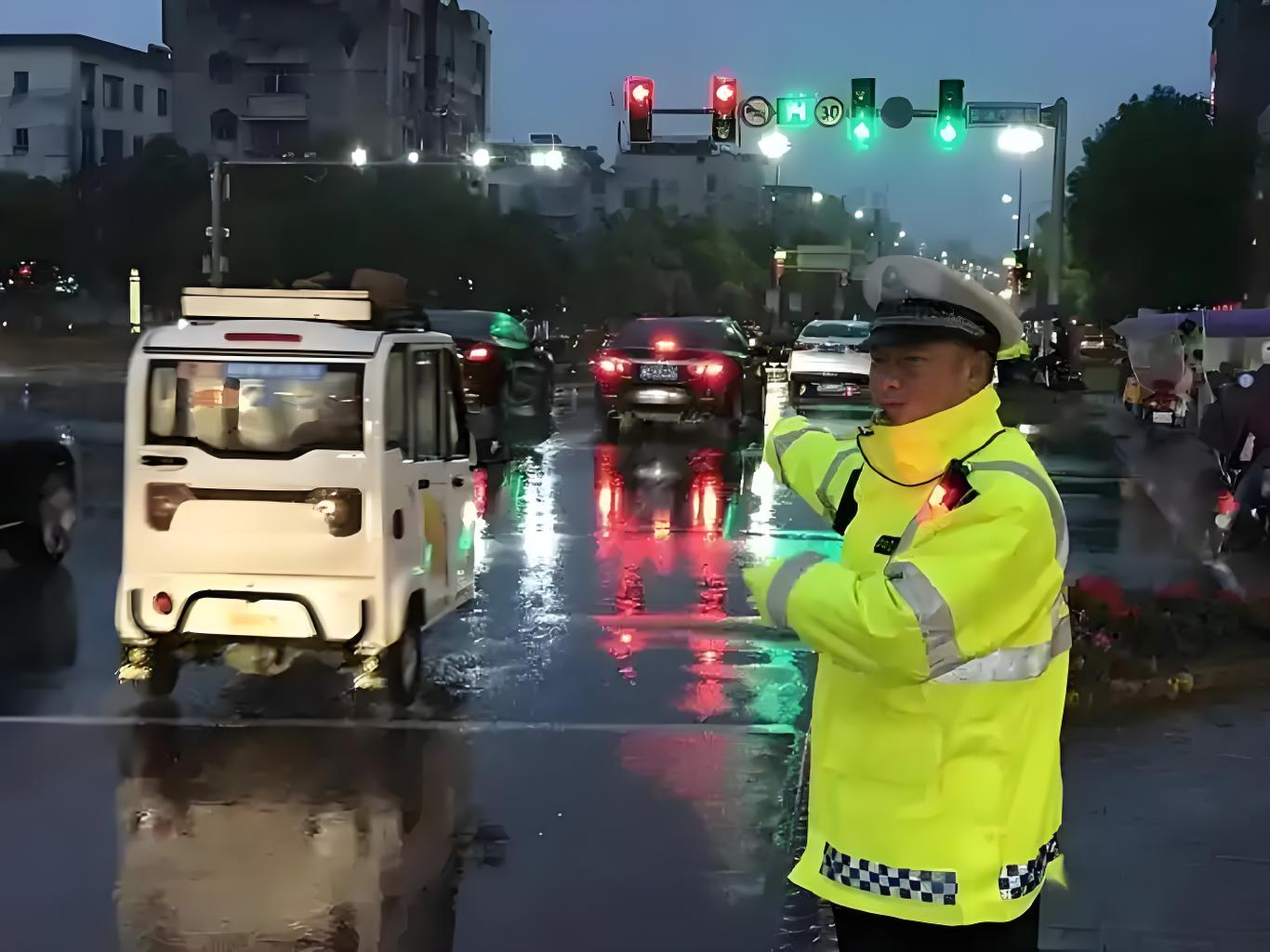 风雨不侵：牛津布套装反光雨衣防水性实现详解