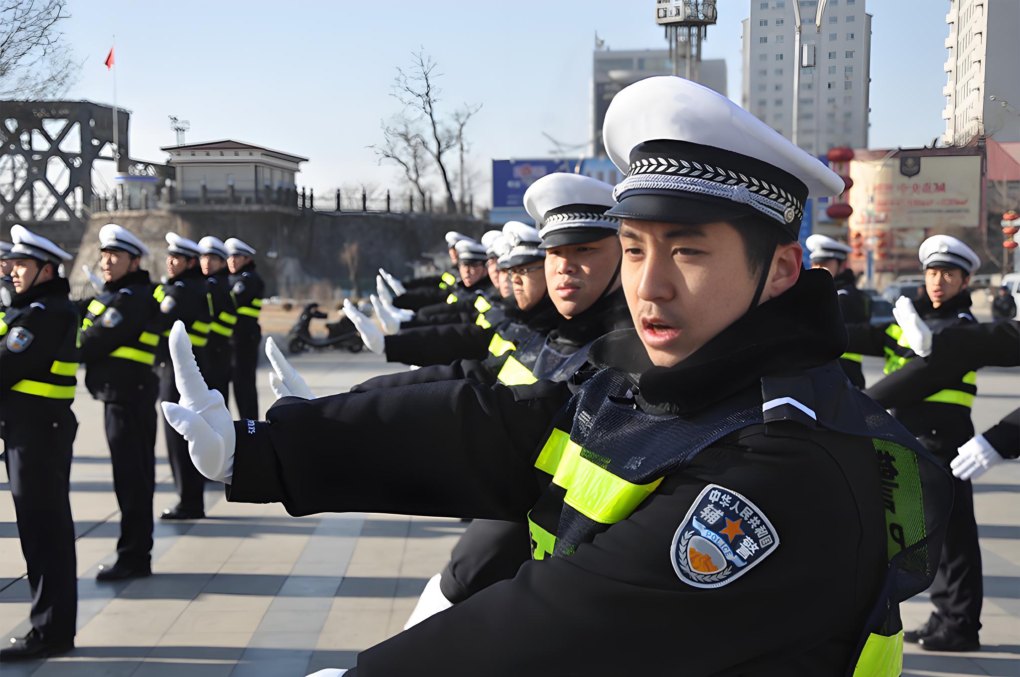 超越安全，塑造形象：辅警反光制服款式推荐