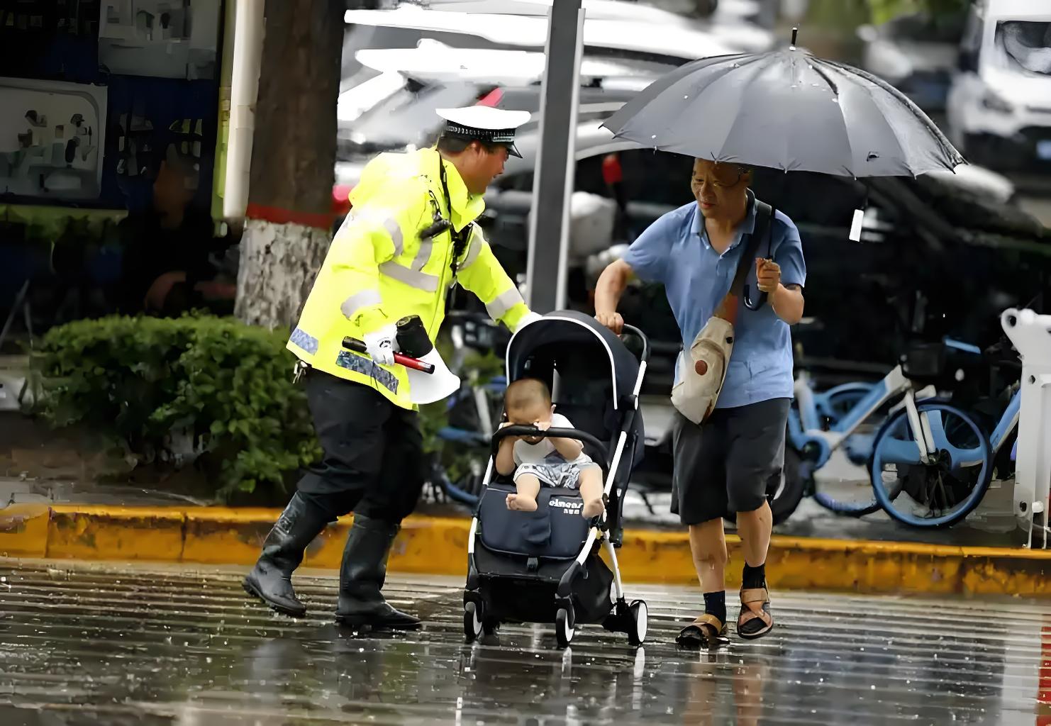 多功能执勤反光雨衣适用材质解读：守护雨夜安全的核心科技