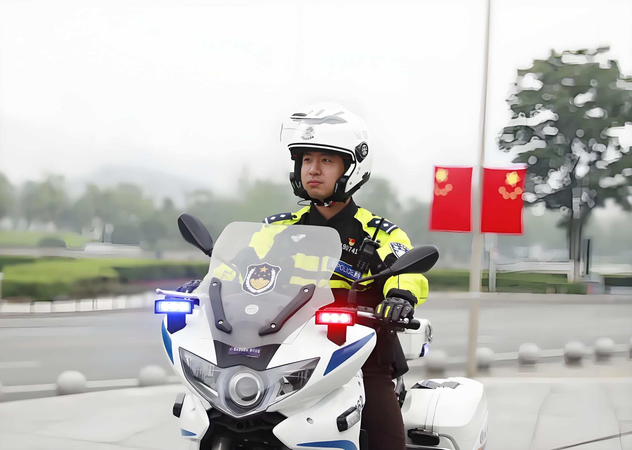 警用骑行服款式设计：功能与美学的融合