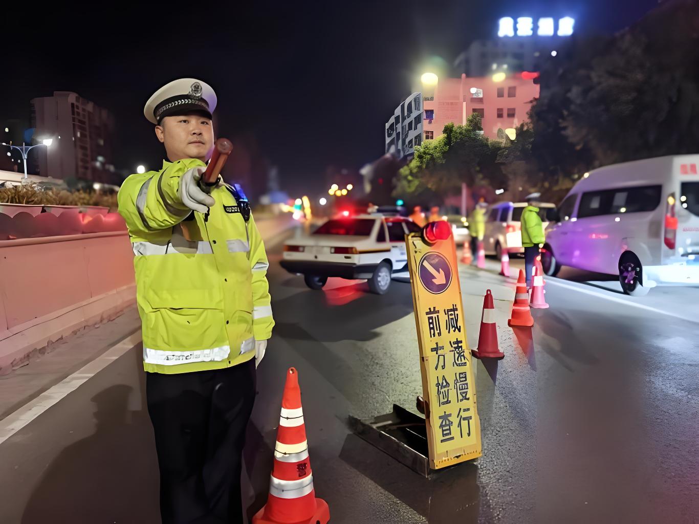 守护雨雾的安全防线：多功能执勤反光雨衣全场景应用指南
