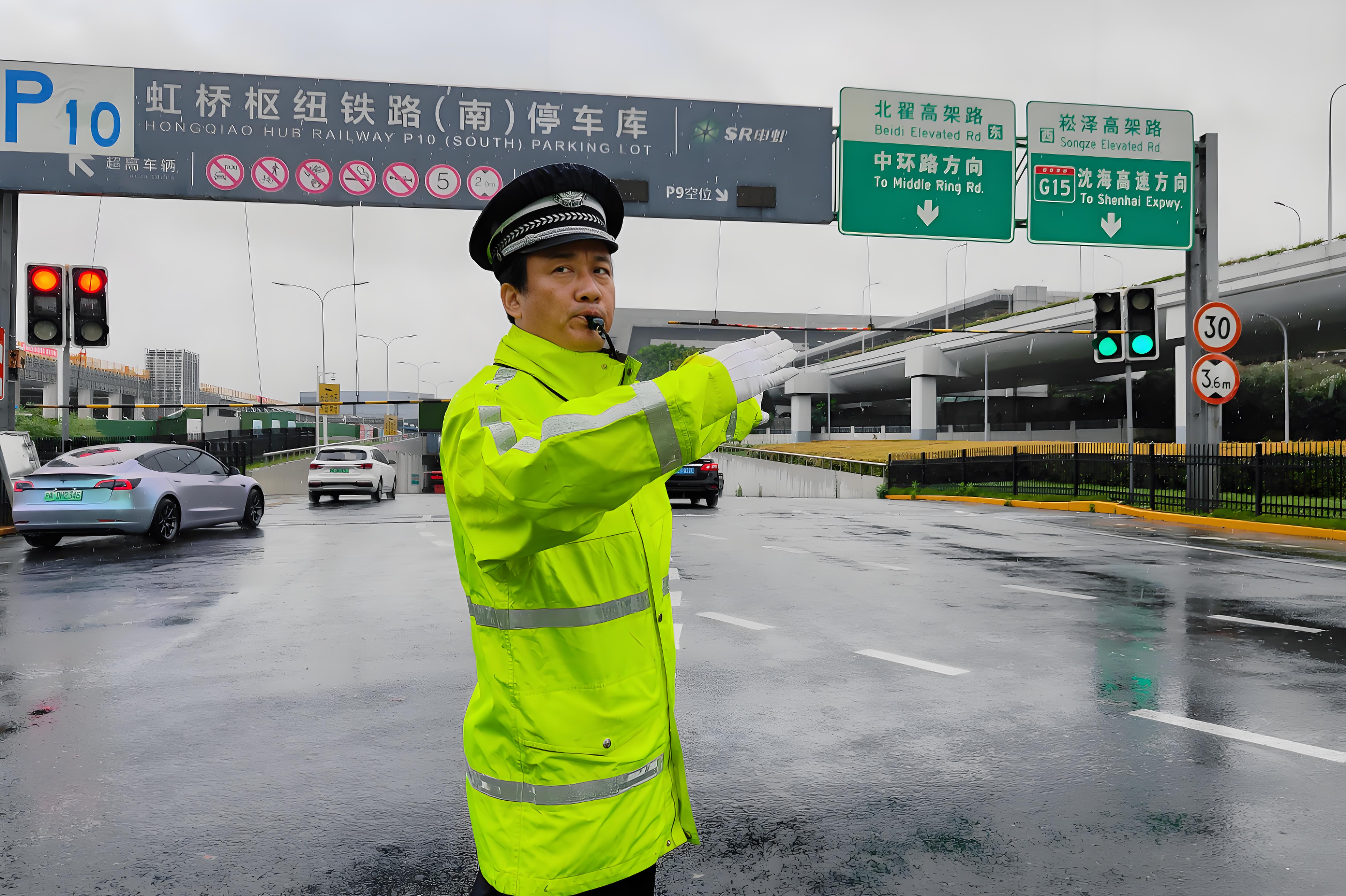 公安警用反光雨衣材质：从防水透气到高亮反光的解读