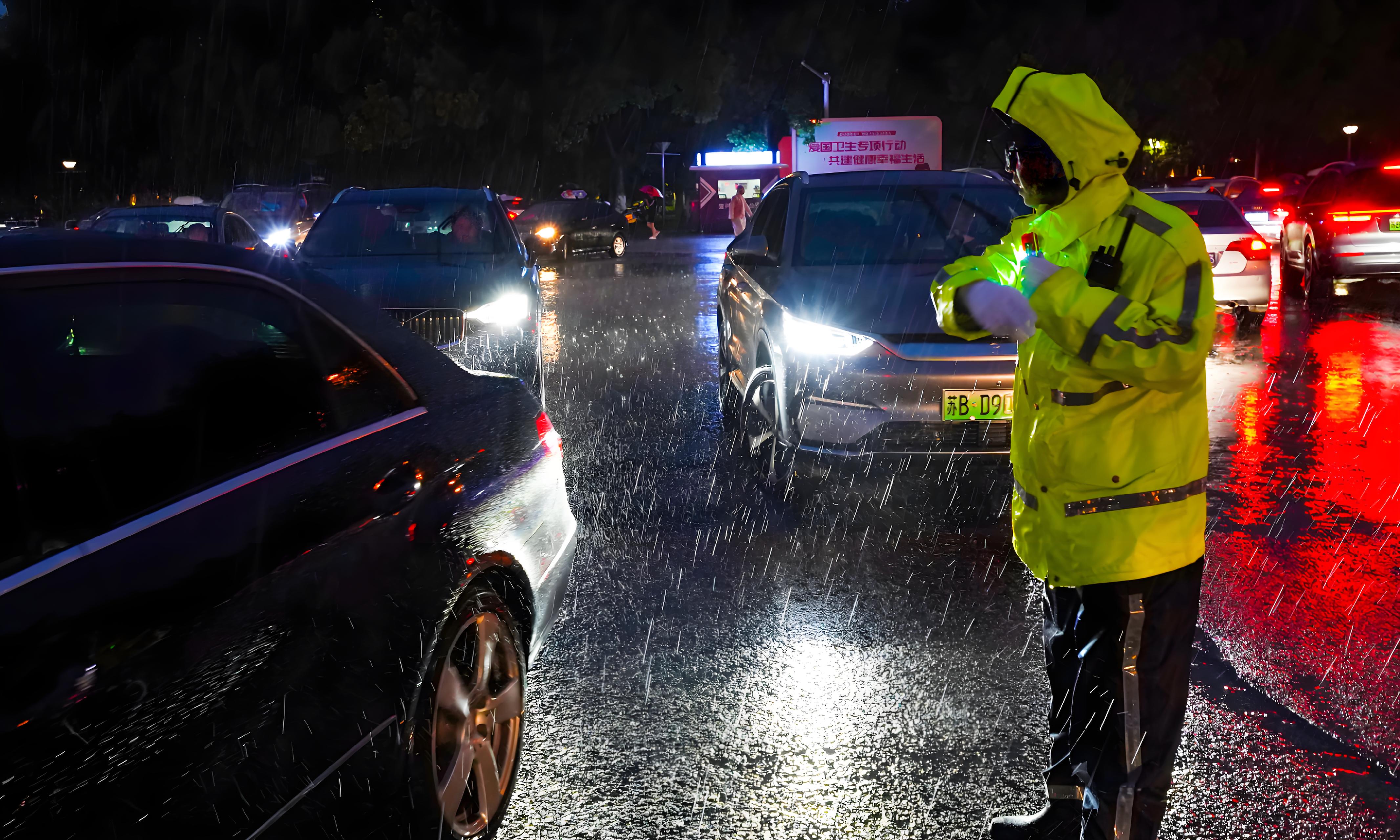 执勤反光雨裤筛选标准：守护雨夜中的安全