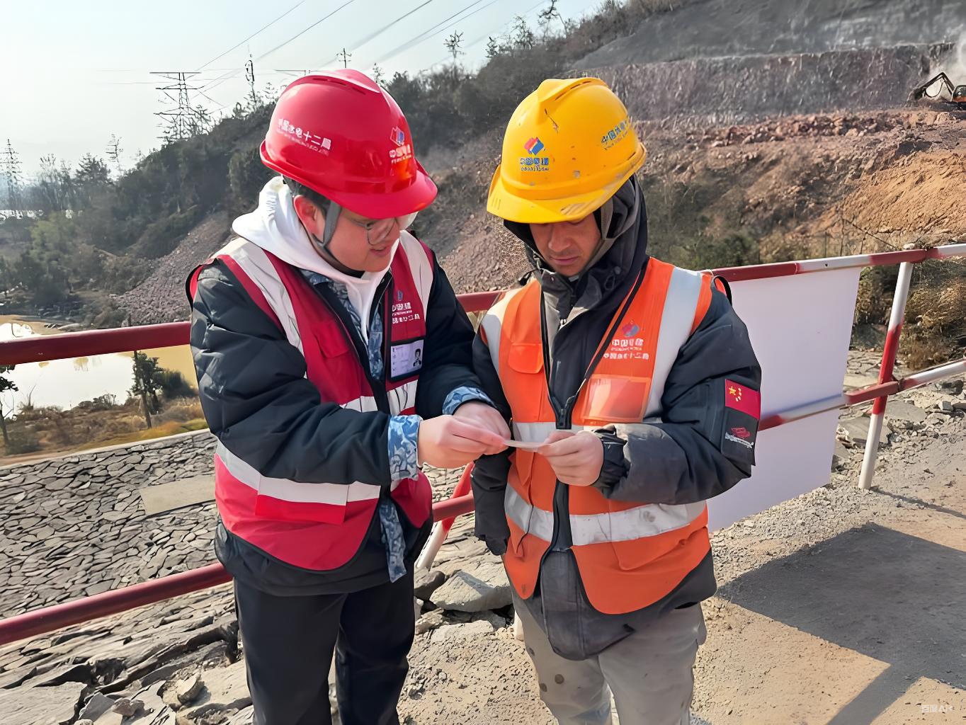 黑拼黄工具马甲：多场景作业的“实用安全搭子”