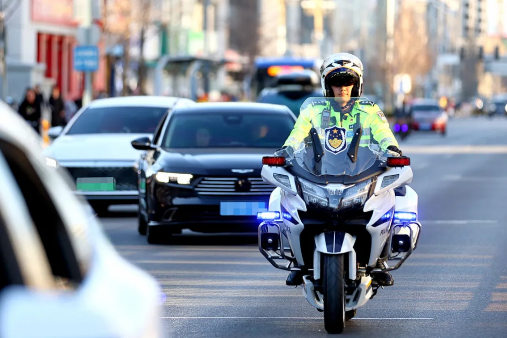 反光执勤服长袖的“安全+实用”设计密码