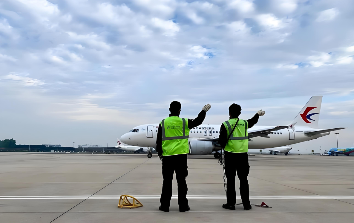 飞机维修工的“显眼包”战友：反光马甲如何守护航空安全