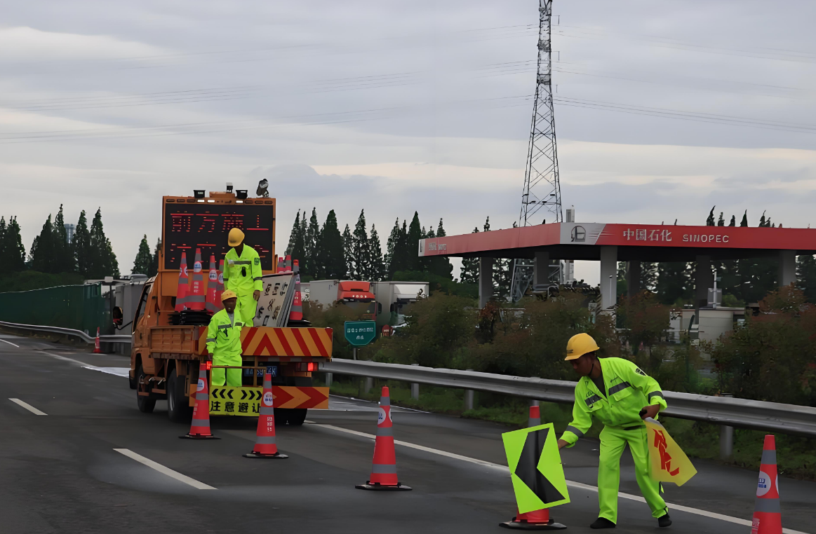 在不同场景下，反光衣的作用